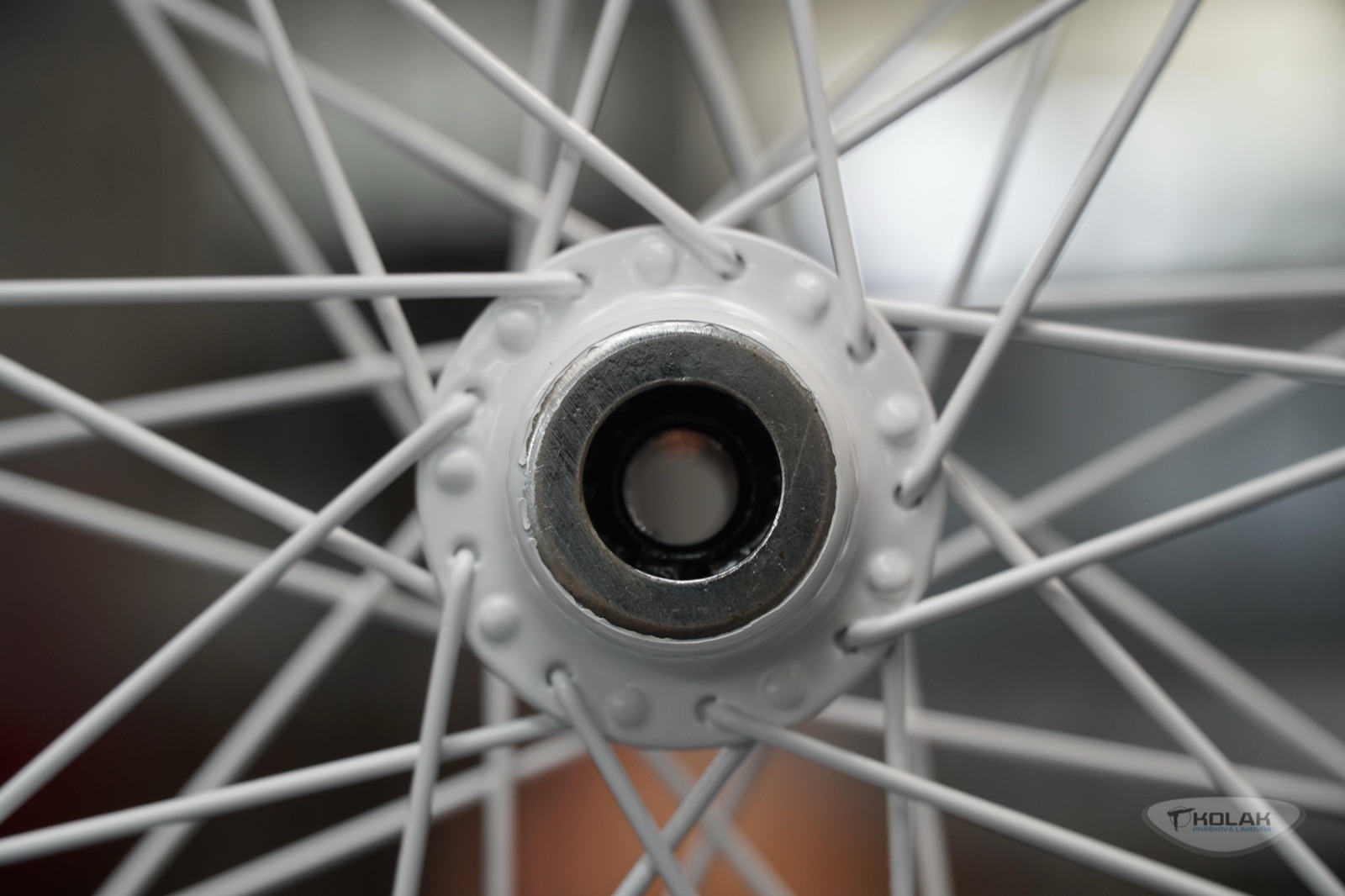 Renovované koleso bicykla po lakovaní